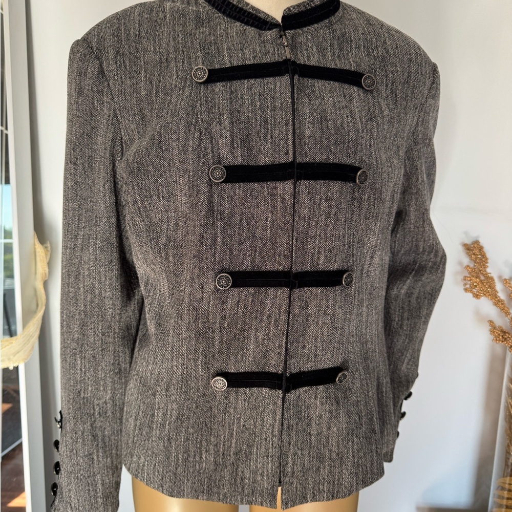 Conrad C Women's Military-Style Jacket with gorgeous buttons. Ptp 23”length22.5” - Picture 4 of 14